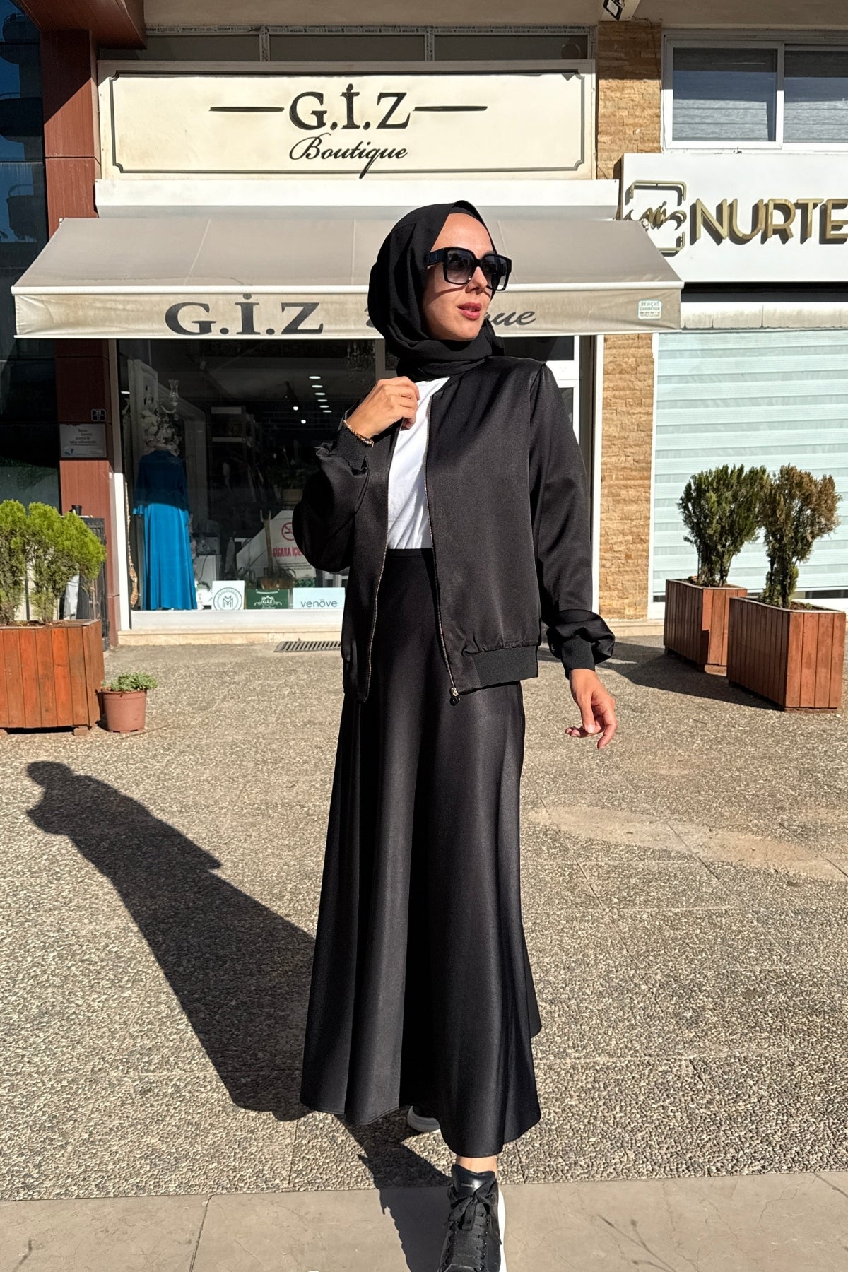 Exquise Yandan Fermuarlı Yüksek Bel Saten Siyah Midi Etek