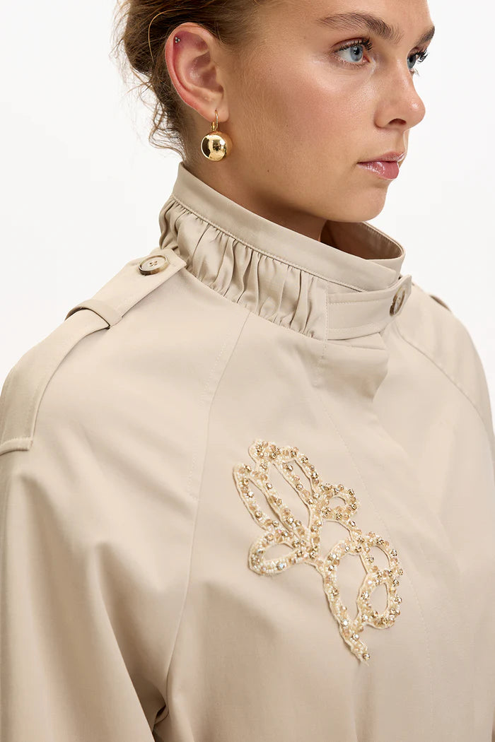 Exquise Taş İşlemeli Dik Yaka Kemerli Regular Bej Trençkot