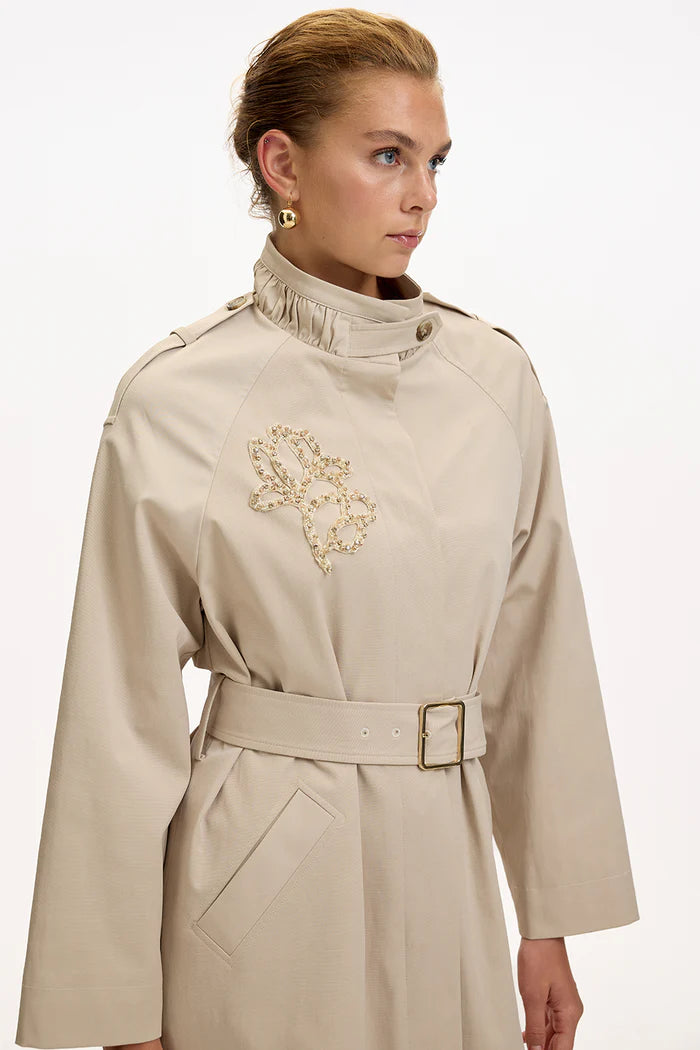 Exquise Taş İşlemeli Dik Yaka Kemerli Regular Bej Trençkot